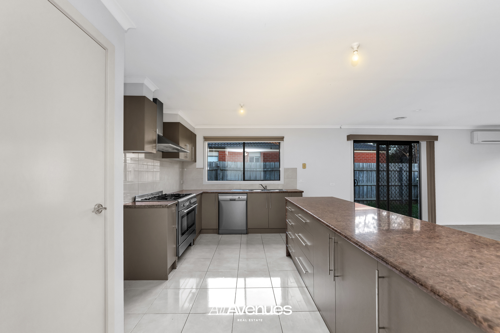 10 Bellbrae Crescent, Cranbourne West - Thumbnail 3
