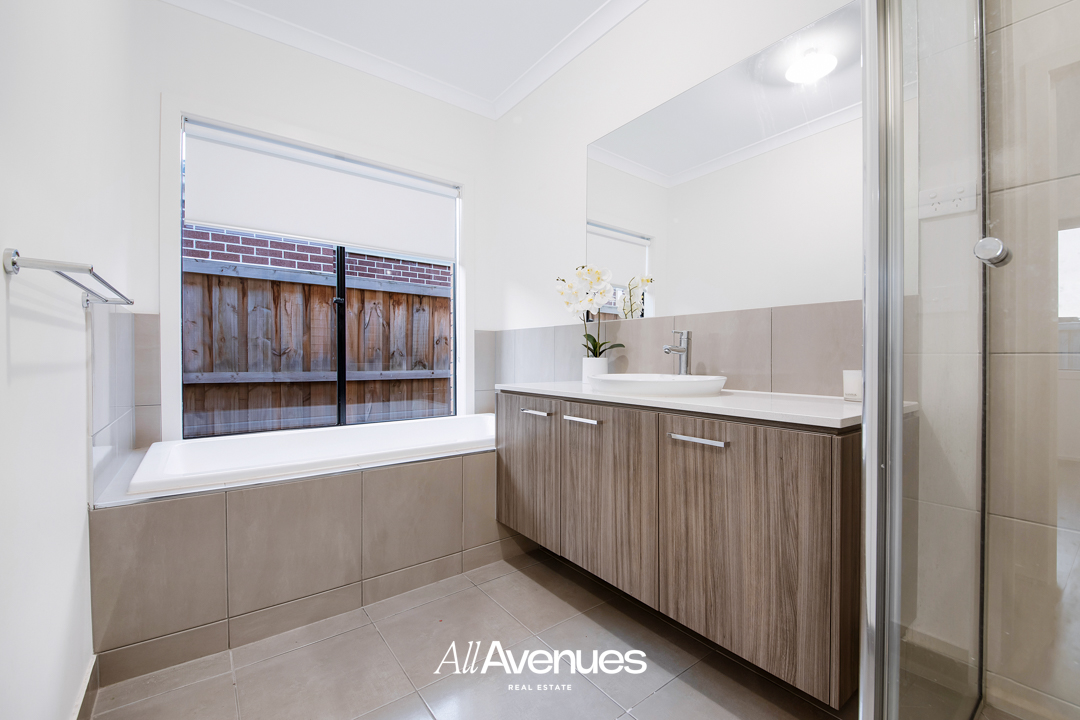24 Bazadaise Drive, CLYDE NORTH, VIC 3978