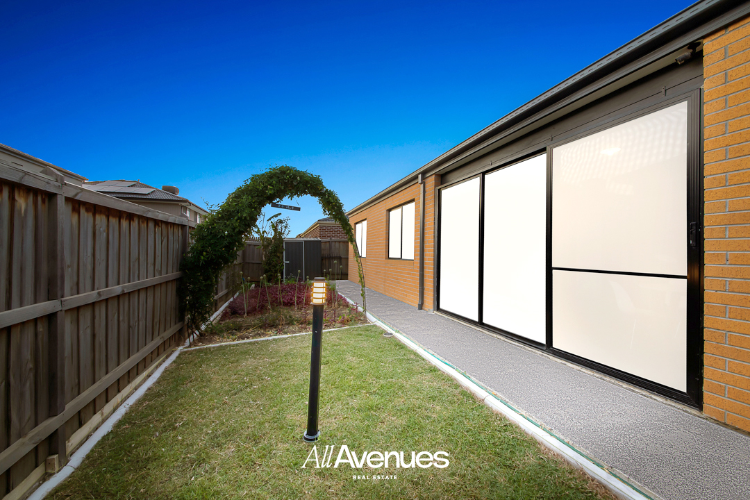 24 Bazadaise Drive, CLYDE NORTH, VIC 3978