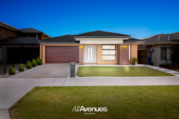 24 Bazadaise Drive, CLYDE NORTH, VIC 3978