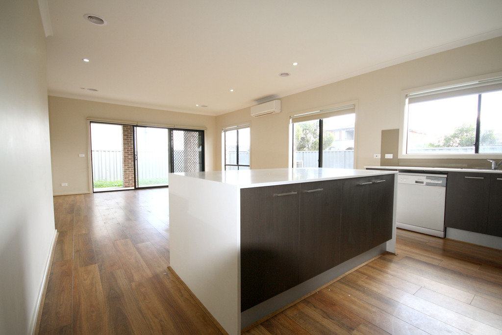32 Prendergast Ave, Cranbourne East - Thumbnail 4